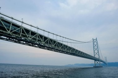 Kobe, Japonya 'daki Akashi-Kaikyo Köprüsü.