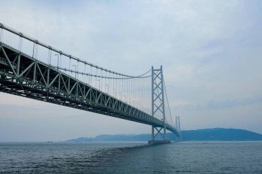 Kobe, Japonya 'daki Akashi-Kaikyo Köprüsü.