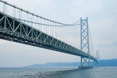 Kobe, Japonya 'daki Akashi-Kaikyo Köprüsü.