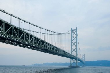 Kobe, Japonya 'daki Akashi-Kaikyo Köprüsü.