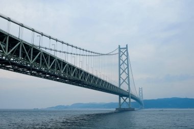 Kobe, Japonya 'daki Akashi-Kaikyo Köprüsü.