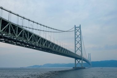 Kobe, Japonya 'daki Akashi-Kaikyo Köprüsü.