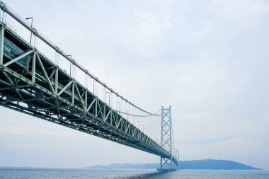 Kobe, Japonya 'daki Akashi-Kaikyo Köprüsü.