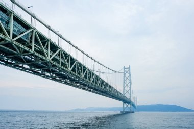Kobe, Japonya 'daki Akashi-Kaikyo Köprüsü.