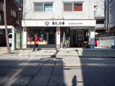 Kore, Seul 'de insanlar sokakta yürüyor..