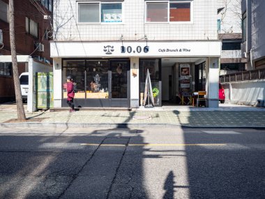 Kore, Seul 'de insanlar sokakta yürüyor..