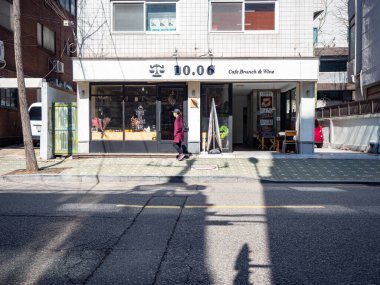 Kore, Seul 'de insanlar sokakta yürüyor..