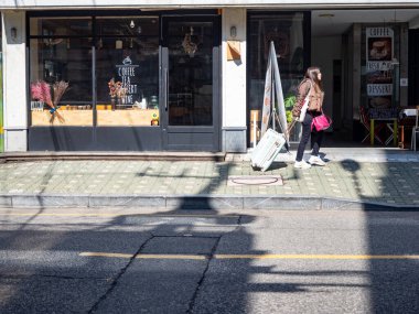 Kore, Seul 'de insanlar sokakta yürüyor..