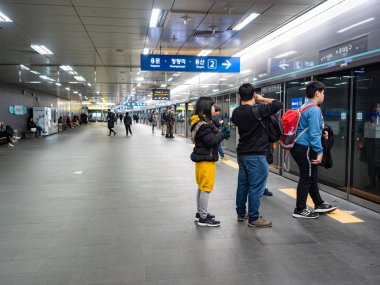 Kore, Seul 'de insanlar sokakta yürüyor..