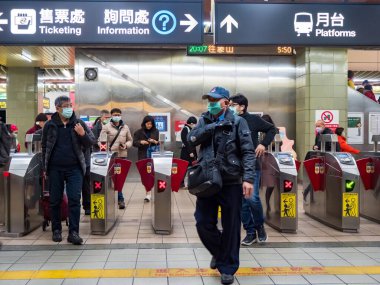 Taipei, Tayvan 'da toplu taşıma sisteminde maske takan yolcular.