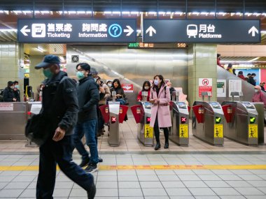 Taipei, Tayvan 'da toplu taşıma sisteminde maske takan yolcular.