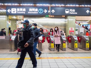 Taipei, Tayvan 'da toplu taşıma sisteminde maske takan yolcular.