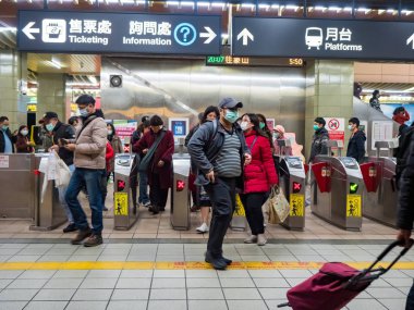 Taipei, Tayvan 'da toplu taşıma sisteminde maske takan yolcular.