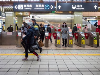 Taipei, Tayvan 'da toplu taşıma sisteminde maske takan yolcular.