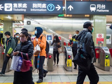 Taipei, Tayvan 'da toplu taşıma sisteminde maske takan yolcular.