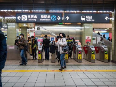 Taipei, Tayvan 'da toplu taşıma sisteminde maske takan yolcular.