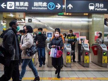 Taipei, Tayvan 'da toplu taşıma sisteminde maske takan yolcular.