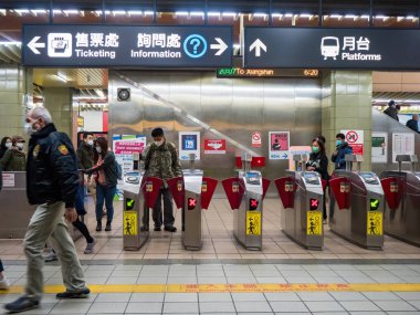 Taipei, Tayvan 'da toplu taşıma sisteminde maske takan yolcular.