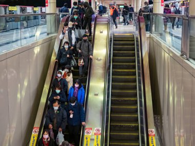 Taipei, Tayvan 'da toplu taşıma sisteminde maske takan yolcular.