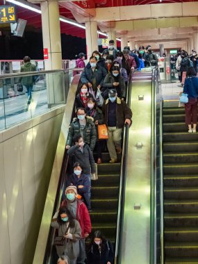 Taipei, Tayvan 'da toplu taşıma sisteminde maske takan yolcular.