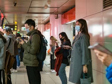 Taipei, Tayvan 'da toplu taşıma sisteminde maske takan yolcular.