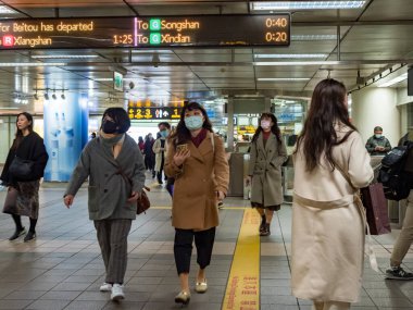 Taipei, Tayvan 'da toplu taşıma sisteminde maske takan yolcular.
