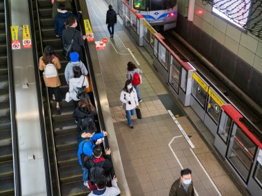 Taipei, Tayvan 'da toplu taşıma sisteminde maske takan yolcular.