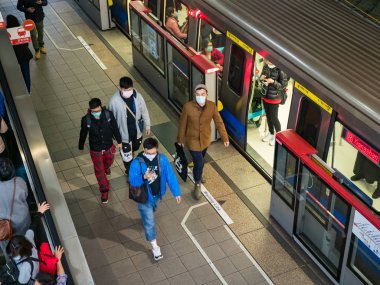 Taipei, Tayvan 'da toplu taşıma sisteminde maske takan yolcular.