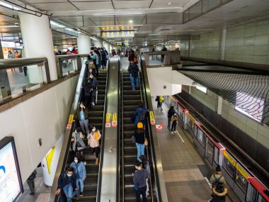 Taipei, Tayvan 'da toplu taşıma sisteminde maske takan yolcular.