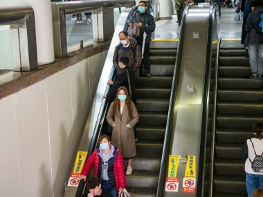 Taipei, Tayvan 'da toplu taşıma sisteminde maske takan yolcular.