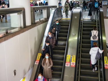 Taipei, Tayvan 'da toplu taşıma sisteminde maske takan yolcular.