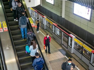 Taipei, Tayvan 'da toplu taşıma sisteminde maske takan yolcular.