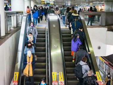 Taipei, Tayvan 'da toplu taşıma sisteminde maske takan yolcular.
