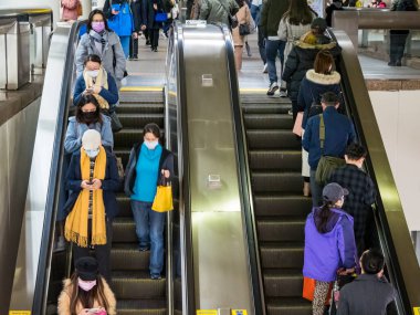 Taipei, Tayvan 'da toplu taşıma sisteminde maske takan yolcular.