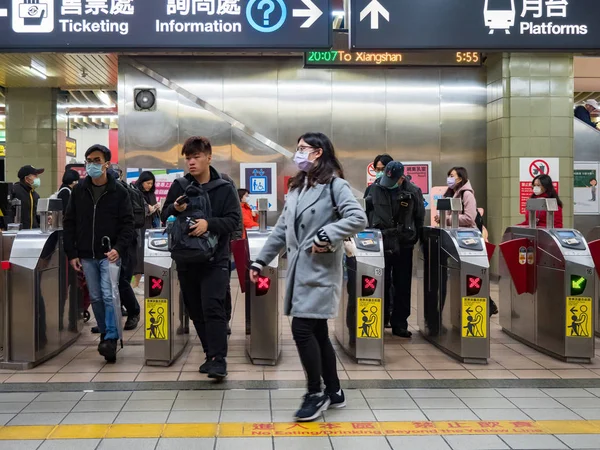 Pasajeros Con Máscaras Sistema Transporte Masivo Taipei Taiwán — Foto de Stock