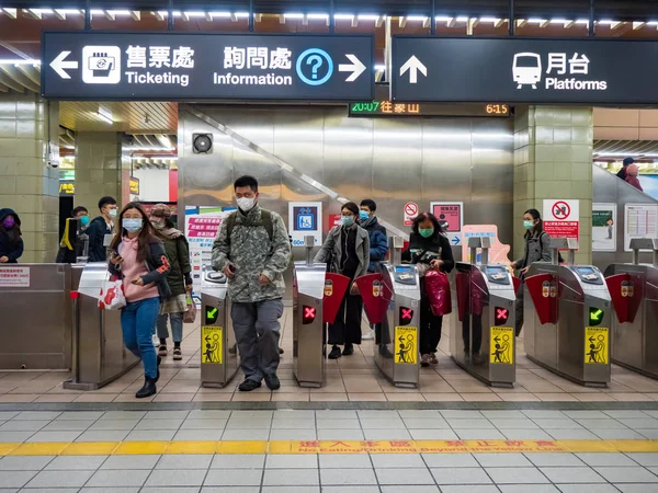 Taipei, Tayvan 'da toplu taşıma sisteminde maske takan yolcular.