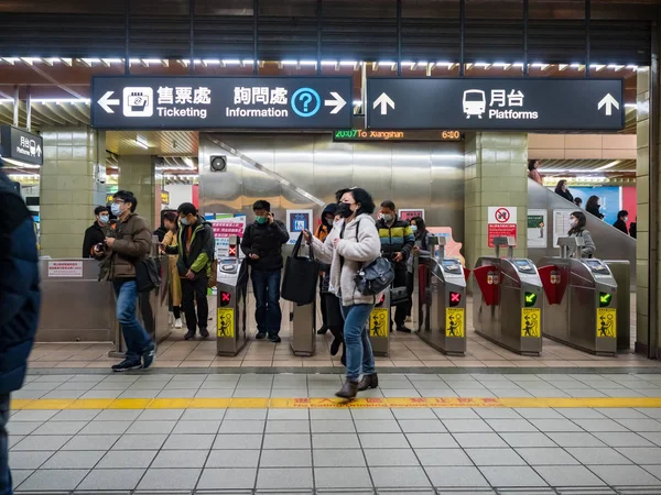 Pasażerowie Maskach Systemie Transportu Masowego Tajpej Tajwan — Zdjęcie stockowe