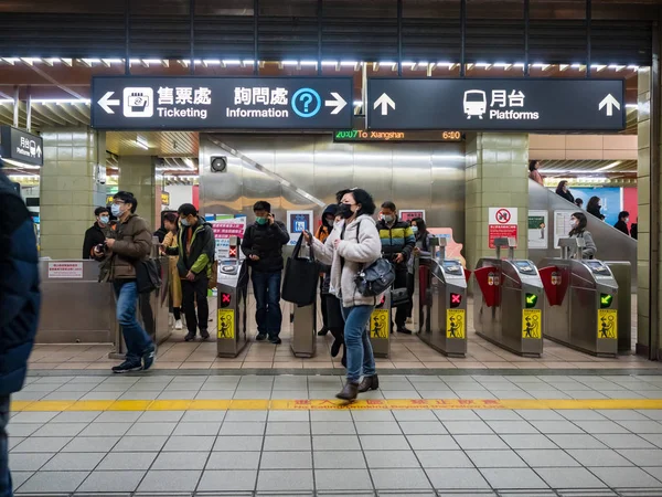 Passeggeri Che Indossano Maschere Nel Sistema Trasporto Massa Taipei Taiwan — Foto Stock