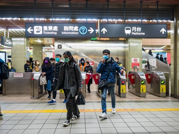 Пассажиры Масках Системе Общественного Транспорта Тайбэя Тайвань — стоковое фото