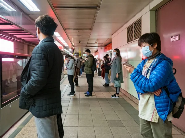Taipei, Tayvan 'da toplu taşıma sisteminde maske takan yolcular.