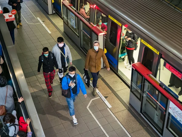 Taipei, Tayvan 'da toplu taşıma sisteminde maske takan yolcular.