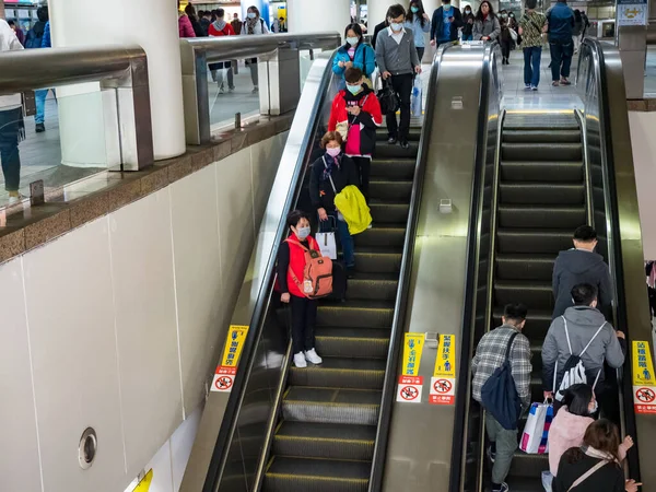 Taipei, Tayvan 'da toplu taşıma sisteminde maske takan yolcular.