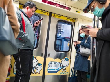 5 Şubat 2020 'de Taipei' de toplu taşıma sisteminde maske takanlar