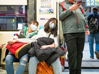 5 Şubat 2020 'de Taipei' de toplu taşıma sisteminde maske takanlar