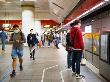 5 Şubat 2020 'de Taipei' de toplu taşıma sisteminde maske takanlar