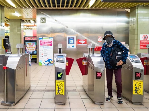 Personas Con Máscaras Sistema Transporte Masivo Febrero 2020 Taipei — Foto de Stock