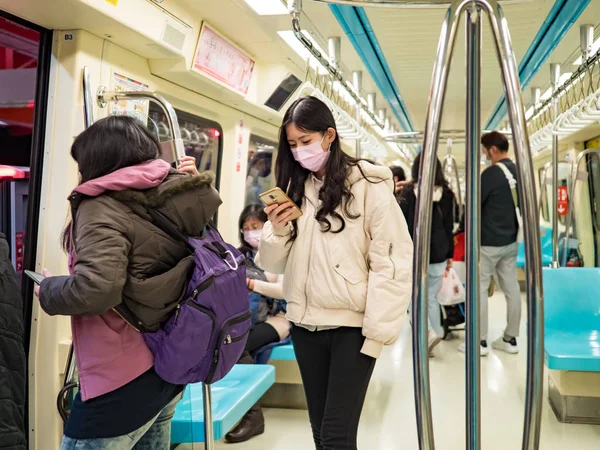 5 Şubat 2020 'de Taipei' de toplu taşıma sisteminde maske takanlar