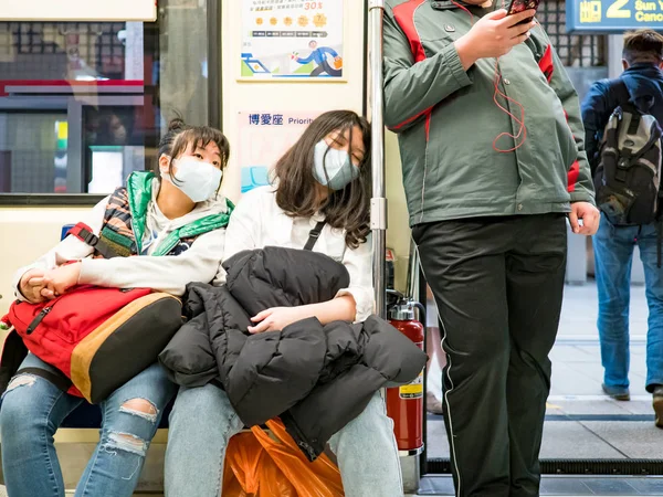 5 Şubat 2020 'de Taipei' de toplu taşıma sisteminde maske takanlar