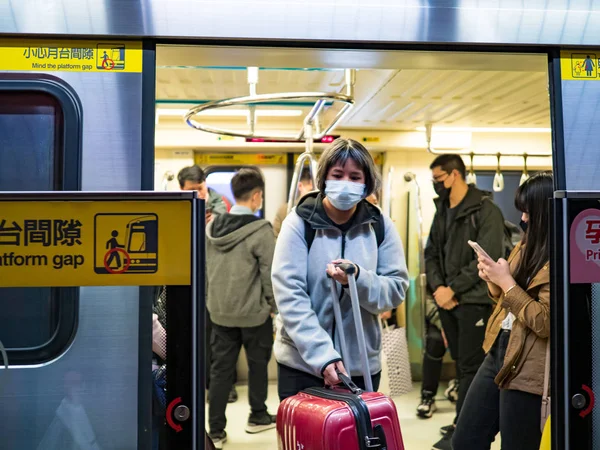Pessoas Usando Máscaras Sistema Trânsito Massa Fevereiro 2020 Taipei — Fotografia de Stock