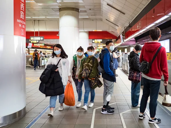 2020年2月5日台北公共交通系统中戴面具的人 — 图库照片